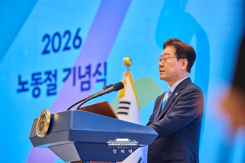 Tổng thống Lee Jae Myung đang ph&aacute;t biểu tại lễ kỷ niệm Ng&agrave;y Lao động tổ chức ng&agrave;y 1/5 tại Nh&agrave; Xanh. (Ảnh: Nh&agrave; Xanh)