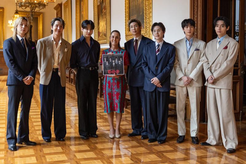 Nh&oacute;m nhạc BTS c&ugrave;ng Tổng thống Mexico Claudia Sheinbaum Pardo (ở giữa) chụp ảnh lưu niệm tại Phủ Tổng thống Mexico ng&agrave;y 6/5 (giờ địa phương).&nbsp;(Ảnh: T&agrave;i khoản X ch&iacute;nh thức của Tổng thống Mexico Claudia Sheinbaum Pardo)