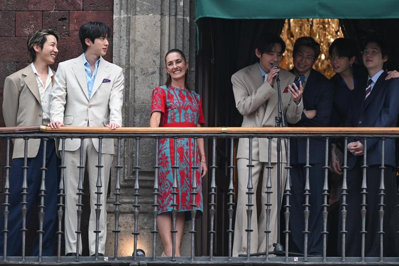 Nh&oacute;m nhạc BTS c&ugrave;ng Tổng thống Mexico Claudia Sheinbaum Pardo (thứ ba từ tr&aacute;i sang) đang ch&agrave;o người h&acirc;m mộ ARMY v&agrave; người d&acirc;n từ ban c&ocirc;ng Phủ Tổng thống tại quảng trường Z&oacute;calo ở Mexico City ng&agrave;y 6/5 (giờ địa phương).&nbsp;(Ảnh: T&agrave;i khoản X ch&iacute;nh thức của Tổng thống Mexico Claudia Sheinbaum Pardo).