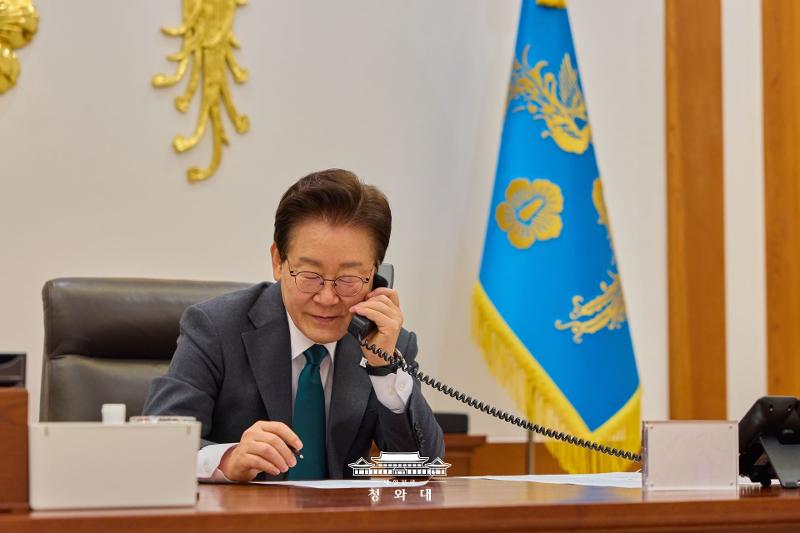 Tổng thống Lee Jae Myung đang điện đ&agrave;m với Thủ tướng H&agrave; Lan Rob Jetten tại ph&ograve;ng l&agrave;m việc ở Văn ph&ograve;ng Tổng thống ng&agrave;y 7/5. (Ảnh: Nh&agrave; Xanh)