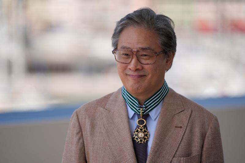Đạo diễn&nbsp;Park Chan-wook chụp ảnh lưu niệm sau khi nhận Hu&acirc;n chương Văn học v&agrave; Nghệ thuật cấp cao nhất từ Ch&iacute;nh phủ Ph&aacute;p v&agrave;o&nbsp;ng&agrave;y 17/5&nbsp;(giờ địa phương)&nbsp;tại Palais des Festivals ở Cannes, Ph&aacute;p, nơi đang diễn ra Li&ecirc;n hoan phim Cannes lần thứ 79. (Ảnh: Yonhap News / AP Photo)