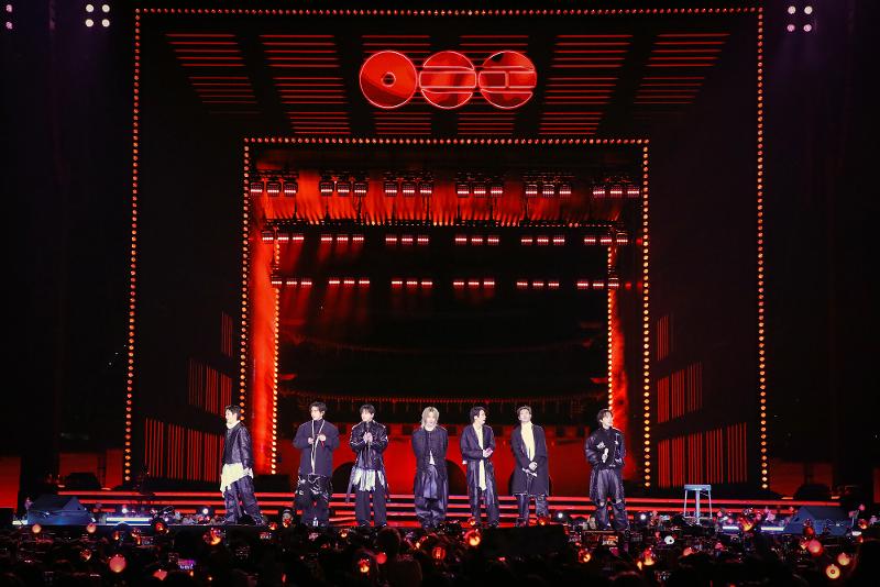 BTS biểu diễn trong chương tr&igrave;nh &ldquo;BTS Comeback Live: ARIRANG&rdquo; tại quảng trường Gwanghwamun ở Seoul ng&agrave;y 21/3. (Ảnh: BigHit Music/Netflix)