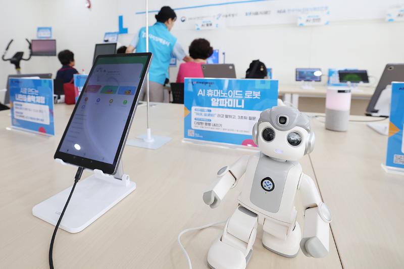 Ng&agrave;y 28/5, c&aacute;c học vi&ecirc;n tham gia lớp học tại lớp&nbsp;học&nbsp;AI v&agrave; kỹ thuật số thuộc Trung t&acirc;m Ph&uacute;c lợi Người cao tuổi Gomdallae ở quận Gangseo, Seoul đang trải nghiệm c&ocirc;ng nghệ tr&iacute; tuệ nh&acirc;n tạo (AI). (Ảnh: Lee Jeong Woo)
