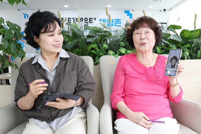 Hai học vi&ecirc;n Lee Eun-jeong v&agrave; Kim Eun-seok chia sẻ những trải nghiệm khi sử dụng tr&iacute; tuệ nh&acirc;n tạo tạo sinh (Generative AI) tại Lớp học AI v&agrave; kỹ thuật số thuộc Trung t&acirc;m Ph&uacute;c lợi Người cao tuổi Gomdallae ở quận Gangseo, Seoul ng&agrave;y 28/5. (Ảnh: Lee Jeong Woo)