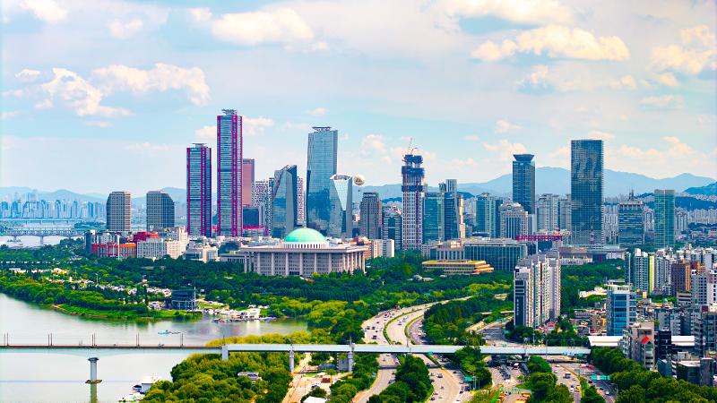 Tổ chức Hợp t&aacute;c v&agrave; Ph&aacute;t triển Kinh tế (OECD) đ&atilde; n&acirc;ng dự b&aacute;o tăng trưởng kinh tế của H&agrave;n Quốc trong năm nay l&ecirc;n 2,6%. Trong ảnh l&agrave; khung cảnh khu vực Yeouido ở Seoul. (Ảnh: Tổ chức X&uacute;c tiến&nbsp;Du lịch Seoul)