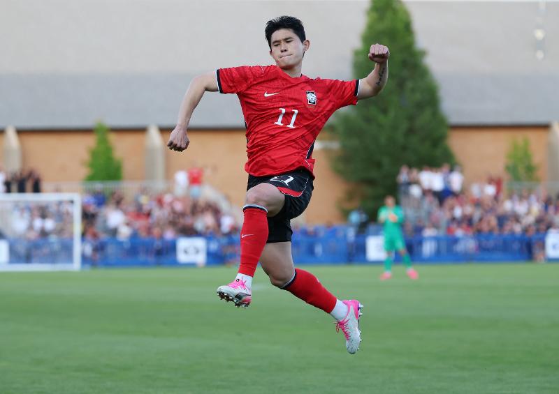 Trong trận giao hữu giữa H&agrave;n Quốc v&agrave; El Salvador diễn ra tại s&acirc;n South Field của Brigham Young University ở th&agrave;nh phố Provo, bang Utah v&agrave;o ng&agrave;y 3/6 (giờ địa phương), cầu thủ Lee Dong-gyeong (Ulsan HD)&nbsp;ăn mừng sau khi ghi b&agrave;n ở ph&uacute;t 57 của hiệp hai.&nbsp;(Ảnh: Yonhap News)