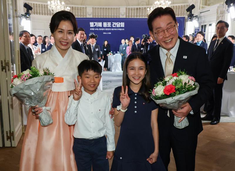 Tổng thống Lee Jae Myung v&agrave; phu nh&acirc;n Kim Hye Kyung chụp ảnh lưu niệm c&ugrave;ng c&aacute;c em thiếu nhi tặng hoa tại tiệc tối gặp gỡ kiều b&agrave;o được tổ chức tại một kh&aacute;ch sạn ở Brussels, Bỉ ng&agrave;y 9/6 (giờ địa phương) 