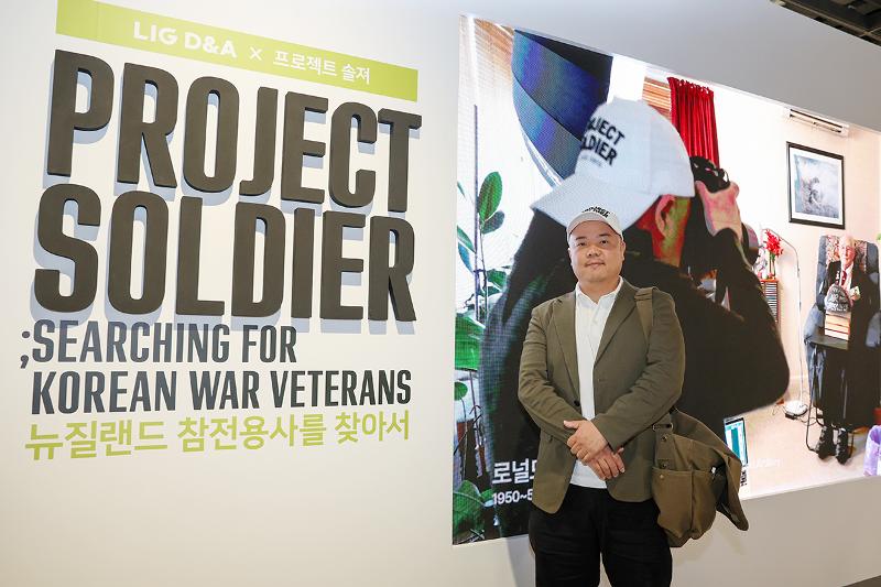 Ng&agrave;y 19/6, tại lối v&agrave;o triển l&atilde;m ảnh &ldquo;Project Soldier - Triển l&atilde;m ảnh tri &acirc;n cựu binh tham chiến trong Chiến tranh Triều Ti&ecirc;n&rdquo; diễn ra tại ph&ograve;ng triển l&atilde;m chuy&ecirc;n đề của Bảo t&agrave;ng&nbsp;Chiến tranh&nbsp;ở quận Yongsan, Seoul, nhiếp ảnh gia Rami Hyun (Hyun Hyo-je)&nbsp;tạo d&aacute;ng trước ống k&iacute;nh. (Ảnh: Lee Jeong Woo)
