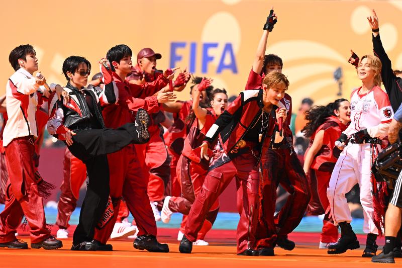 Nh&oacute;m nhạc BTS biểu diễn tại chương tr&igrave;nh giữa giờ trận chung kết World Cup do Li&ecirc;n đo&agrave;n B&oacute;ng đ&aacute; Thế giới (FIFA) tổ chức tại S&acirc;n vận động New York New Jersey ở East Rutherford, bang New Jersey, Mỹ, ng&agrave;y 19/7 (giờ địa phương). (Ảnh: Yonhap News)
