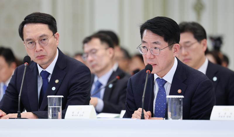 Ng&agrave;y 16/7, Bộ trưởng Bộ Hải dương v&agrave; Thủy sản Hwang Jong-woo tr&igrave;nh b&agrave;y c&aacute;c ch&iacute;nh s&aacute;ch trọng t&acirc;m trong buổi b&aacute;o c&aacute;o c&ocirc;ng t&aacute;c của c&aacute;c bộ ng&agrave;nh do Tổng thống Lee Jae Myung chủ tr&igrave; tại Nh&agrave; kh&aacute;ch Yeongbin-gwan&nbsp;thuộc Nh&agrave; Xanh. (Ảnh:&nbsp;Yonhap News)