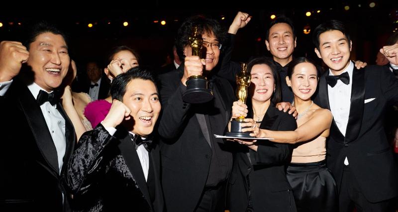 Đoàn làm phim 'Ký sinh trùng' chụp ảnh kỷ niệm sau khi nhận giải tại Lễ trao giải Oscar lần thứ 92, diễn ra ngày 9/2/2020 (giờ địa phương) tại Nhà hát Dolby ở Los Angeles, Mỹ. (Ảnh: Viện Hàn lâm Khoa học và Nghệ thuật Điện ảnh Hoa Kỳ (AMPAS))