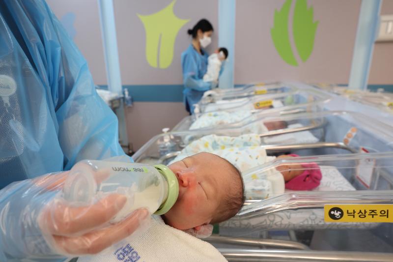 Ng&agrave;y 22/2/2026, một y t&aacute; đang chăm s&oacute;c trẻ sơ sinh tại ph&ograve;ng sơ sinh của Bệnh viện CHA Ilsan thuộc Đại học Khoa học Y tế CHA ở th&agrave;nh phố Goyang, tỉnh Gyeonggi. (Ảnh:&nbsp;Yonhap News)