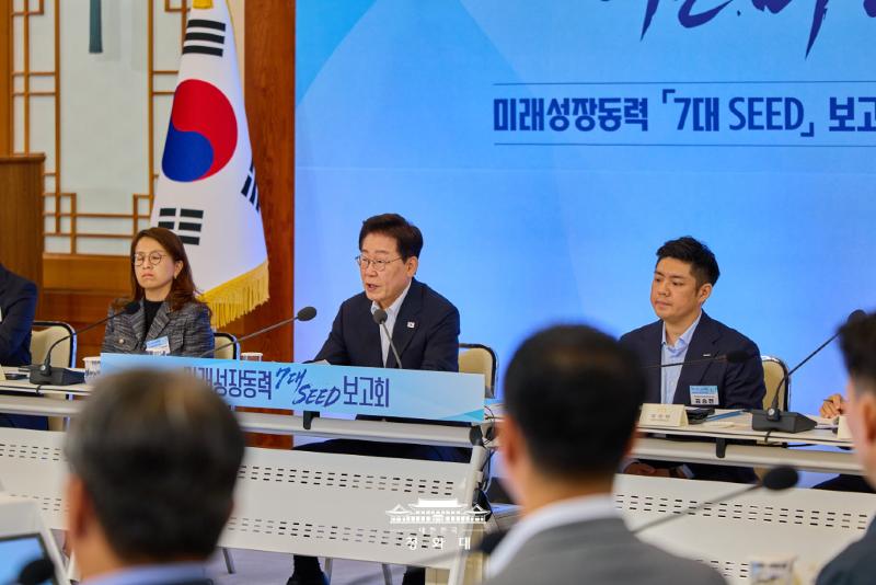 2Tổng thống Lee Jae Myung (thứ hai từ tr&aacute;i sang) cam kết ch&iacute;nh phủ sẽ hỗ trợ mạnh mẽ cho việc ph&aacute;t triển c&aacute;c c&ocirc;ng nghệ ti&ecirc;n tiến tại Hội nghị b&aacute;o c&aacute;o &ldquo;7 SEED - Động lực tăng trưởng tương lai&rdquo;, diễn ra ng&agrave;y 12/8 tại Nh&agrave; Xanh. (Ảnh: Nh&agrave; Xanh)