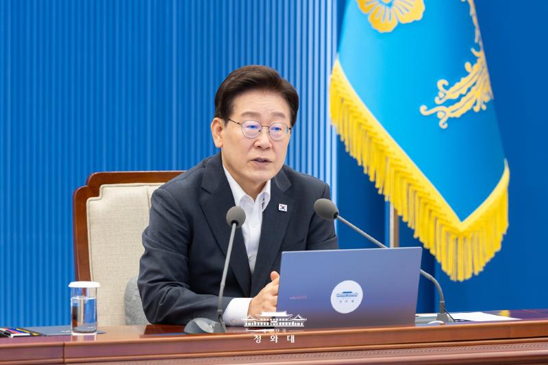 Tổng thống Lee Jae Myung b&agrave;y tỏ quyết t&acirc;m triển khai chế độ tuyển qu&acirc;n t&igrave;nh nguyện c&oacute; chọn lọc tại cuộc họp c&aacute;c thư k&yacute; cấp cao v&agrave; cố vấn tổng thống diễn ra ở Nh&agrave; Xanh&nbsp;v&agrave;o ng&agrave;y 13/8. (Ảnh: Nh&agrave; Xanh)