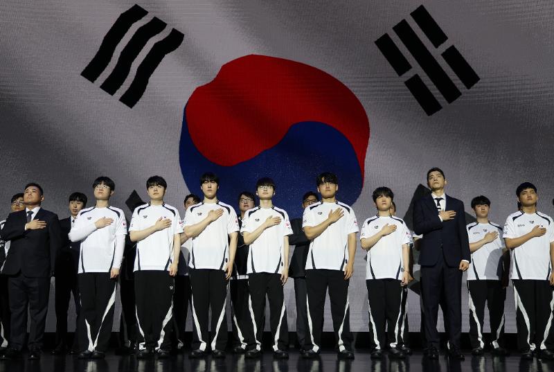 Đội tuyển eSports quốc gia H&agrave;n Quốc, trong đ&oacute; c&oacute; Lee Sang-hyeok (h&agrave;ng đầu, thứ năm từ tr&aacute;i sang), biệt danh &ldquo;Faker&rdquo;, ch&agrave;o quốc kỳ tại lễ xuất qu&acirc;n tham dự Đại hội Thể thao ch&acirc;u &Aacute; Aichi-Nagoya 2026, diễn ra ng&agrave;y 25/8 tại Trung t&acirc;m Hội nghị Sangam Cube, quận Mapo, Seoul. (Ảnh:&nbsp;Yonhap News)