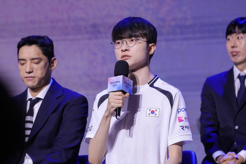 &ldquo;Faker&rdquo; Lee Sang-hyeok (thứ hai từ tr&aacute;i sang) chia sẻ quyết t&acirc;m thi đấu tại lễ xuất qu&acirc;n của đội tuyển eSports quốc gia H&agrave;n Quốc tham dự Asian Games Aichi-Nagoya 2026, diễn ra ng&agrave;y 25/8 tại Trung t&acirc;m Hội nghị Sangam Cube, quận Mapo, Seoul. (Ảnh:&nbsp;Hiệp hội Thể thao điện tử H&agrave;n Quốc)