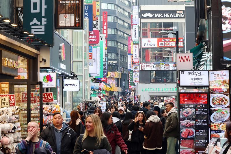 Du kh&aacute;ch nước ngo&agrave;i tham quan khu phố Myeong-dong ở Seoul. (Ảnh:&nbsp;Korea.net DB)