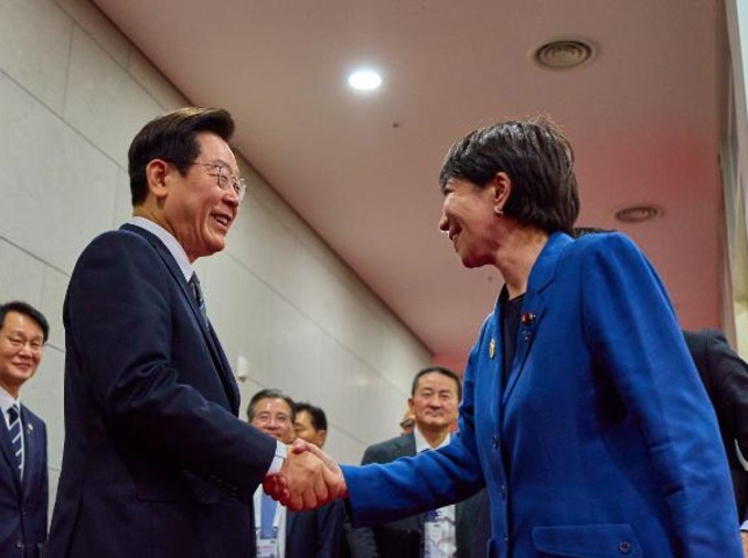 Tổng thống Hàn Quốc Lee Jae Myung chúc mừng Thủ tướng Nhật Bản Takaichi Sanae giành chiến thắng áp đảo