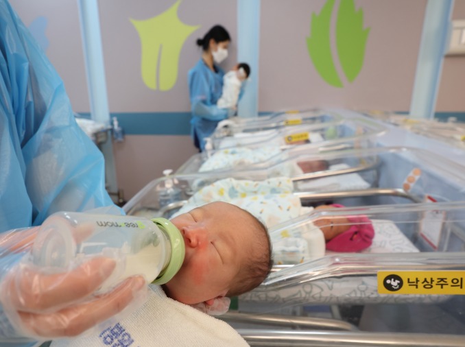 Số trẻ sơ sinh chào đời trong 5 tháng đầu năm tăng vọt 15%, vượt con số 120.000 trẻ