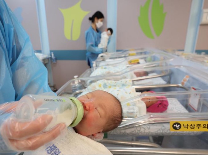 Số trẻ chào đời trong tháng 8 tăng 13%, đạt 23.703 trẻ, tăng liên tiếp trong 26 tháng