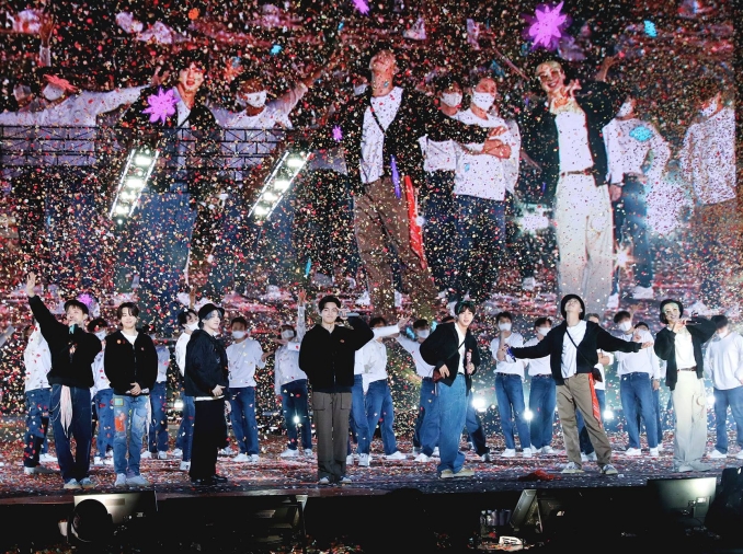 BTS tái hợp đội hình đầy đủ 7 thành viên, hứa tung album mới vào năm sau