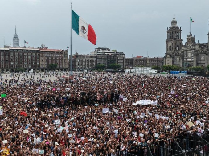 BTS xuất hiện trên ban công Cung điện Mexico - 50.000 fan lấp kín quảng trường