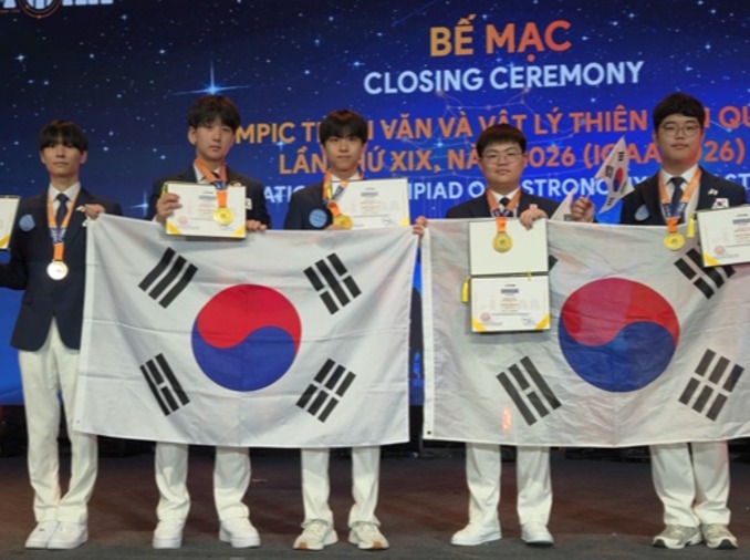 Toàn đoàn Hàn Quốc giành huy chương vàng tại Olympic Thiên văn học và Vật lý thiên văn quốc tế.