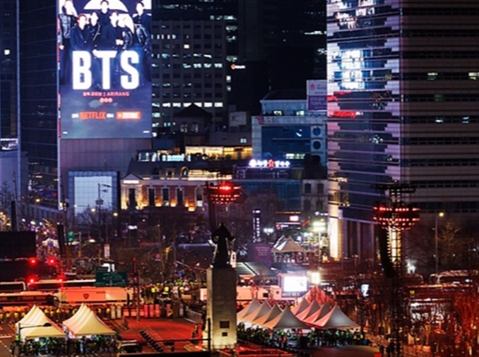 BTS Concert tại Gwanghwamun phát trên Netflix thu hút 18,4 triệu lượt xem toàn cầu