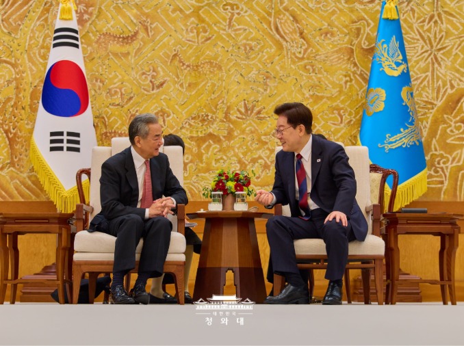 Tổng thống Lee Jae Myung tiếp Bộ trưởng Ngoại giao Trung Quốc Vương Nghị - Thảo luận quan hệ Hàn-Trung và tình hình Bán đảo Triều Tiên